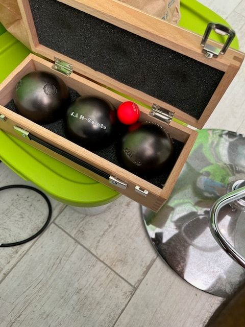 Coffret en bois avec trois boules JAM Sainté et un cochonnet rouge