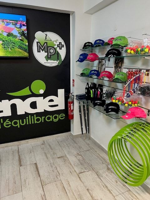 Mur de casquettes et de buts de couleur à côté du logo MP+