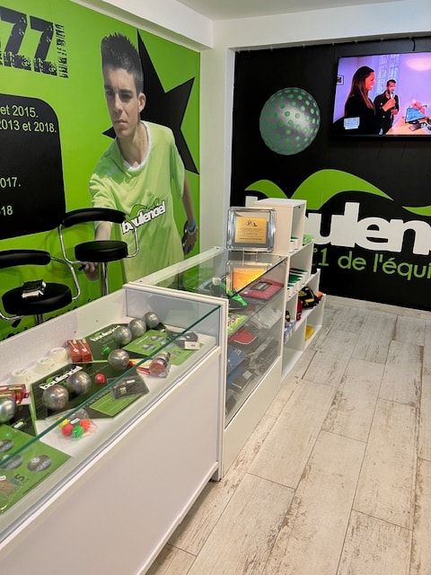 Comptoir vitré avec boules et accessoires, logo Boulenciel au mur