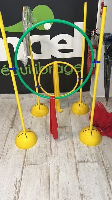 Cercles et jalons jaunes d'entraînement installés dans la boutique
