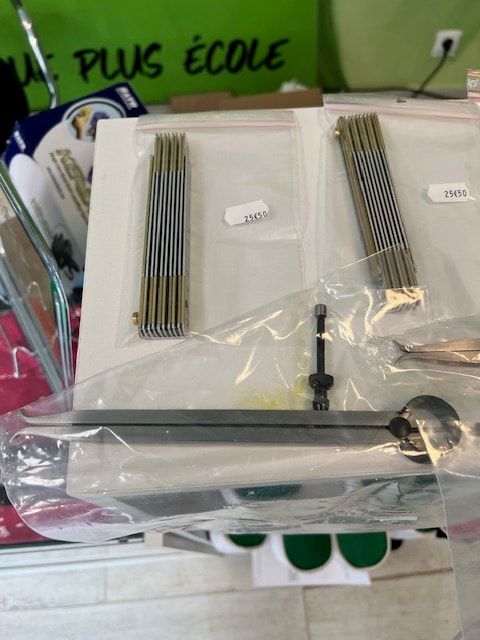 Mètres pliants et compas de mesure en sachet sur le comptoir